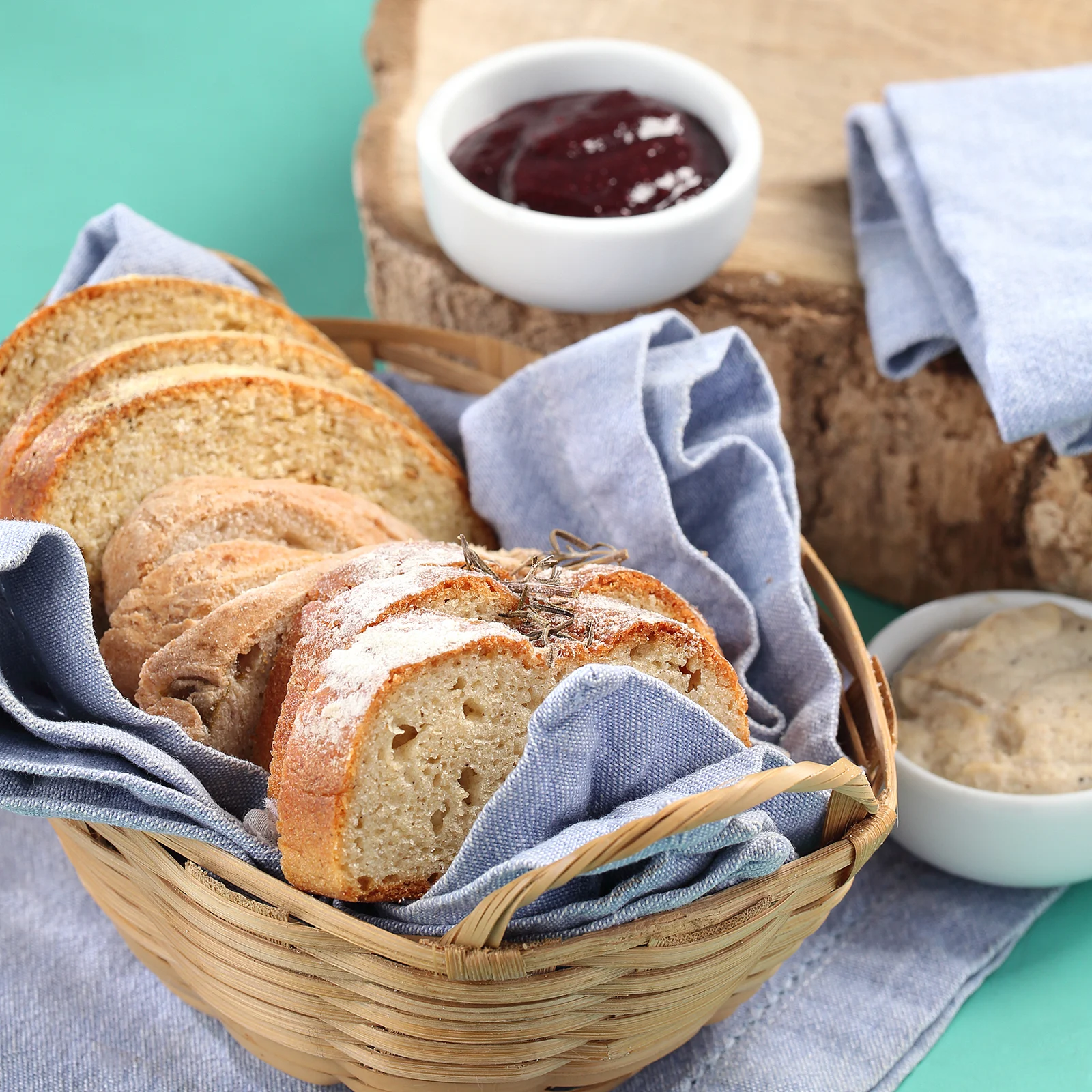 Cesta de pães artesanais da Grão Fino com acompanhamentos