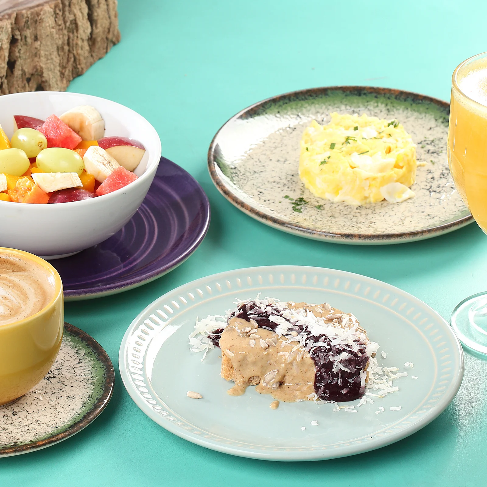 Café da manhã da Grão Fino com frutas, ovos e pão